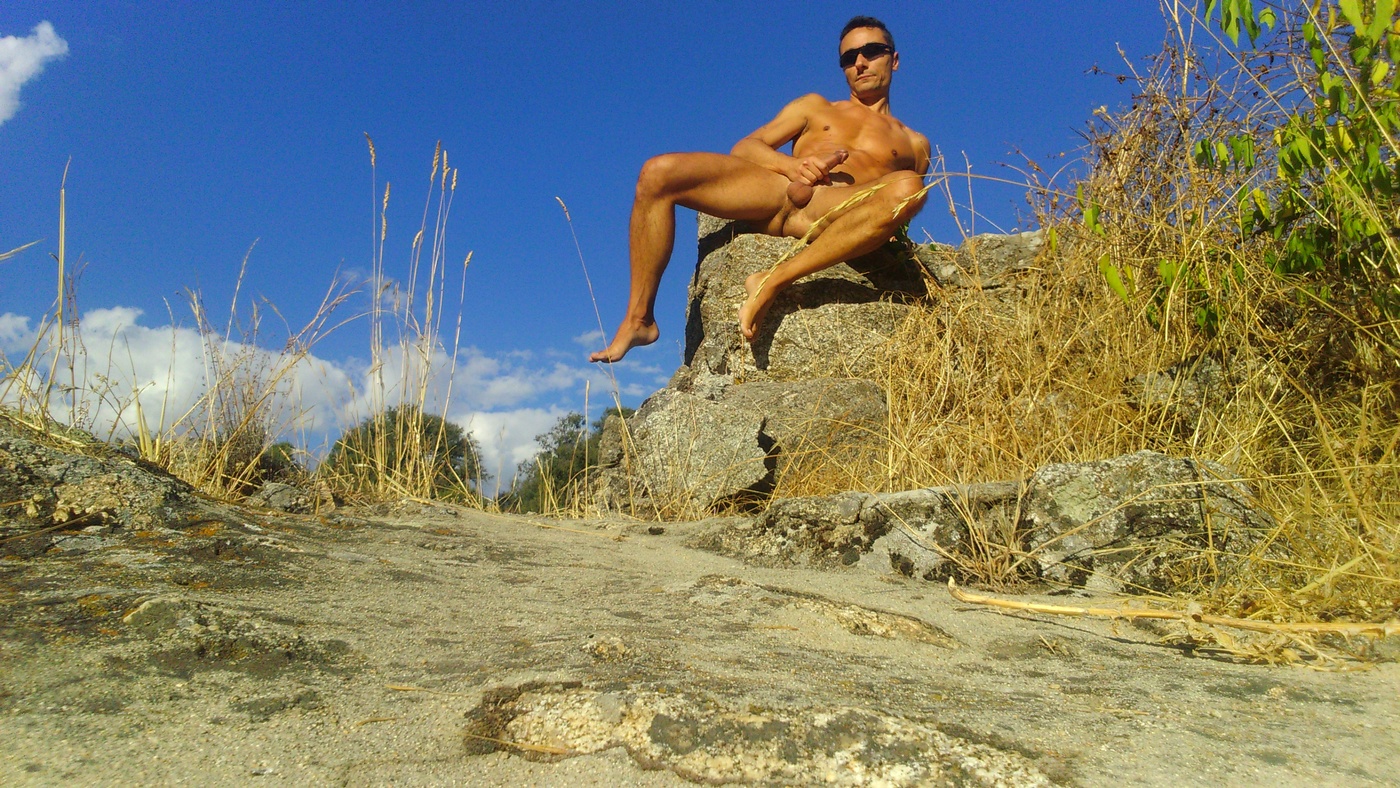 Alex, a young man posing nude in a public park https://t.co/erSyCZDfNs https://t.co/wE1t0B68P1