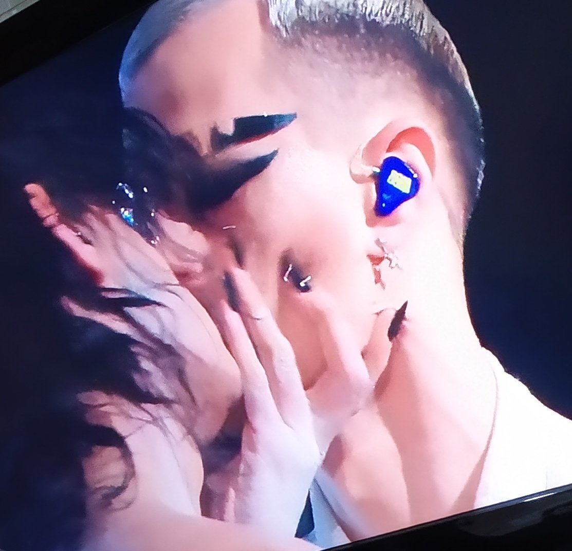 Nevada_Gaz's tweet photo. L'omaggio a Ivano e Jessica di Viaggi di nozze? #Sanremo2021 #AchilleLauro https://t.co/M7jC21wGzd