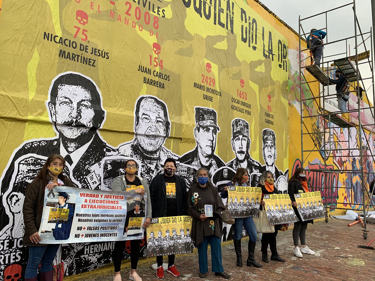 MAFAPOCOLOMBIA's tweet photo. Sorpresa matarife. ¡Aquí estamos! 
En la calle 80 con cra 30 estamos recordándole al mundo que sabemos quien dio la orden. Te podrás librar de la justicia de los hombres pero no de la justicia divina. ¡Mafapo no se rinde carajo! https://t.co/ct0FI1GkkA