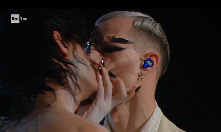 evrrmxry's tweet photo. la sentite l'Italia omofoba che muore dentro lentamente? #Sanremo2021 https://t.co/baUyTsfe2C