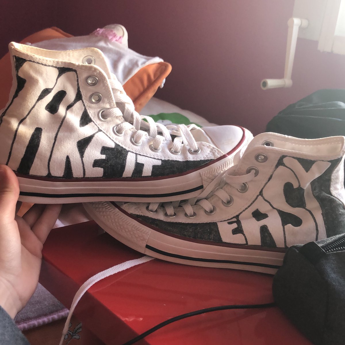_lusiluuu's tweet photo. Le pinté unas zapas a @marini30600 pa su cumple y me apetece compartirlas🙂 https://t.co/c7mJLw8TZZ