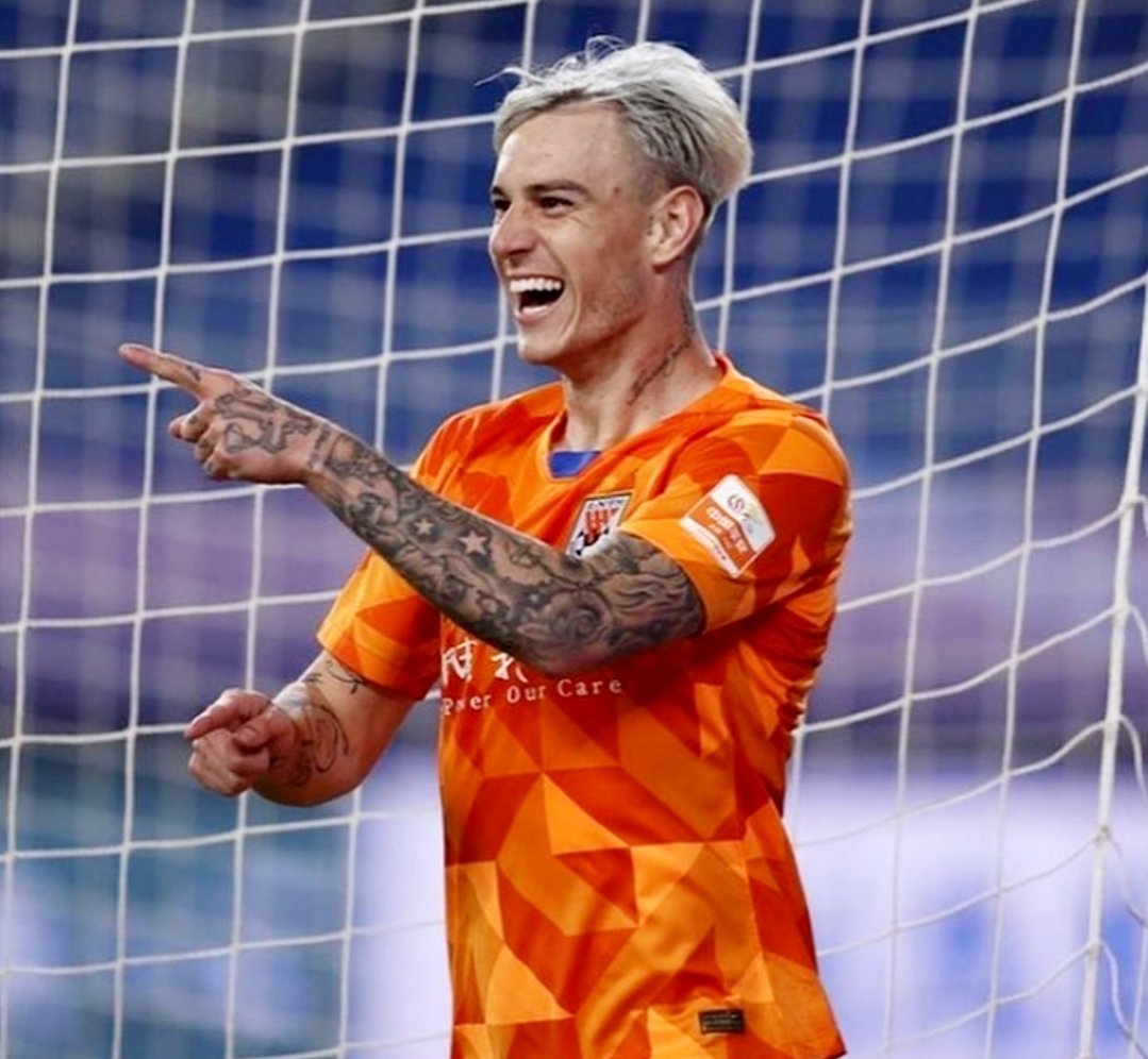 viciadoemgremio's tweet photo. Aê @Gremio Roger Guedes tá livre no mercado. Não tô te pedindo nada, mas dá só uma olhadinha na situação do guri! Desde já agradeço. https://t.co/T1GoRbsSON