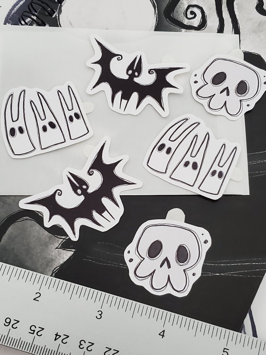 I have an old cutting machine, I tested it.. it still works. But nope. I prefer cutting by hand. Not sure why. Maybe I like doing things the hard way... maybe it's meditation. Probably a little bit of both, lol 🖤✂️