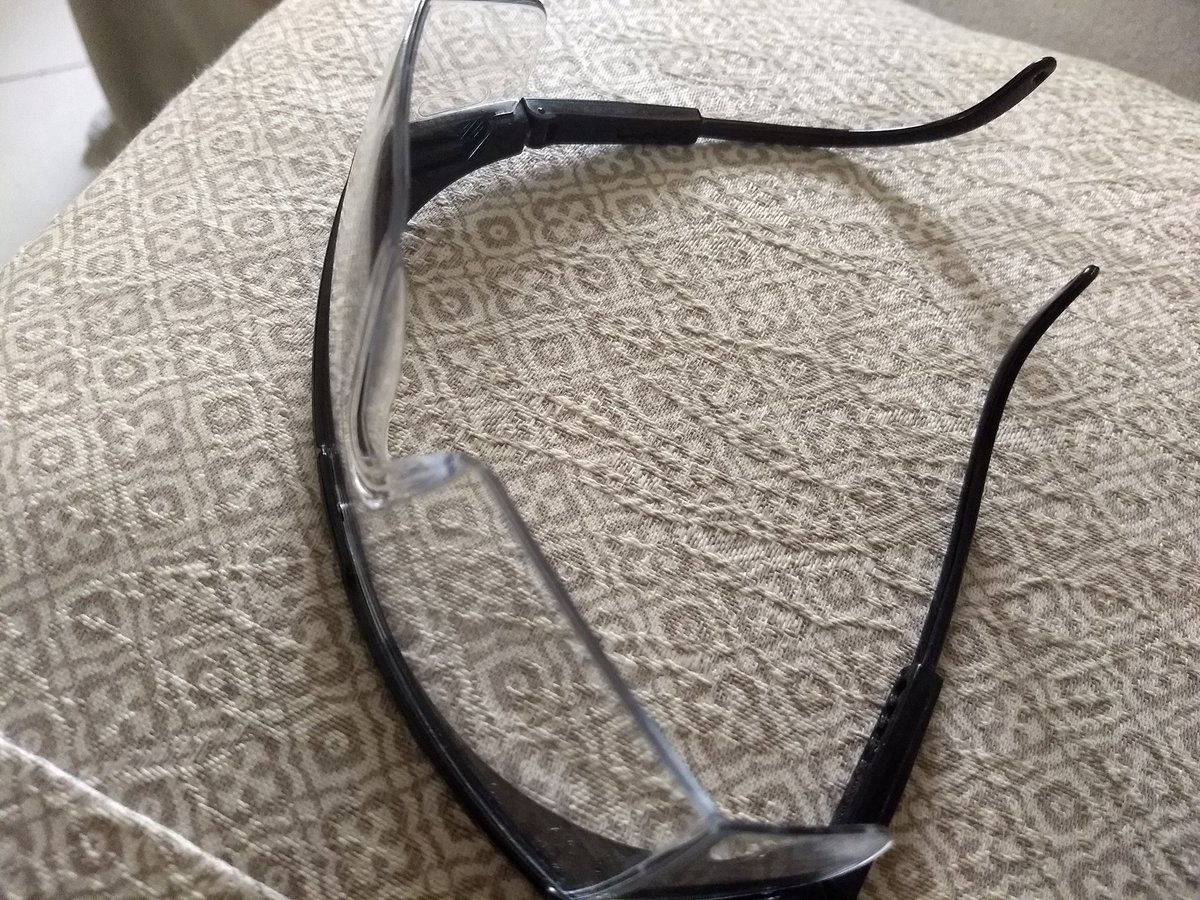 frulanis's tweet image. Moçada, além da máscara seria bom vcs também usarem esse acessório. Protejam os olhos. #FiqueEmCasa #LockdownSim