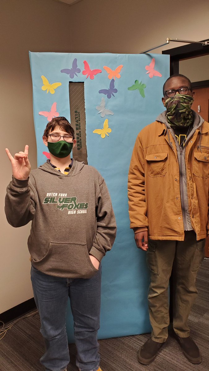 df_spa's tweet image. Thank you Mrs. Prill for supporting our Fun Friday&apos;s! #foxstars #schoolbusiness #dfpride