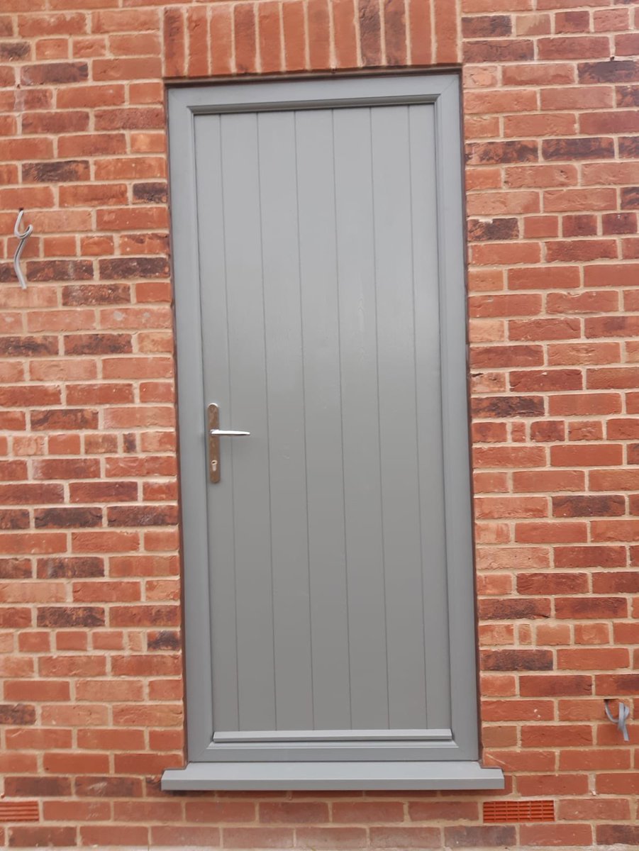 windoorguy's tweet photo. Something a little different these Ral7032 Concrete Grey Composite Solidcore Doors on our latest New Build site give a definite kerb appeal to these superior homes #newbuildhome #quality #restyled #liniar @donnyfarmshop @Markwalker19803 @OaklandGlassLtd @Liniarprofiles https://t.co/EOaXxS60T7