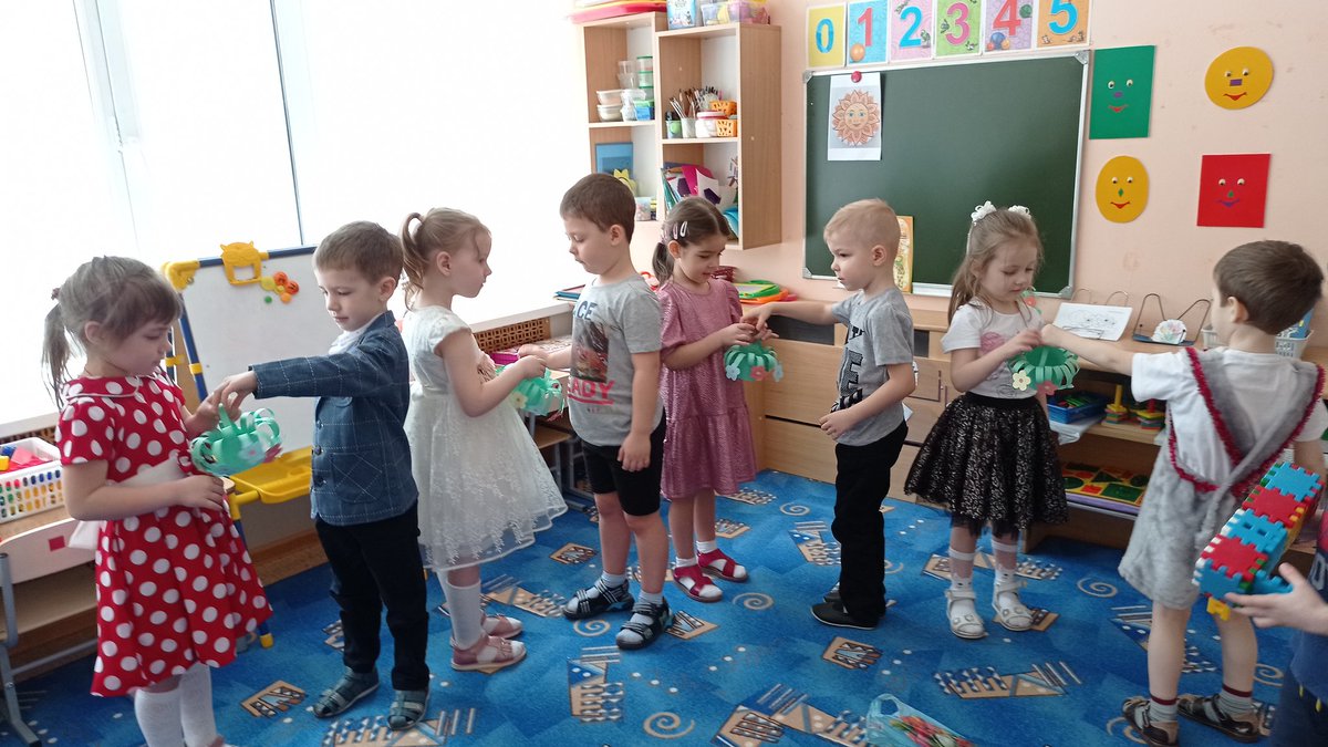 Всю неделю дети гр.12 # детскийсад11 готовились  к празднику 8 Марта: делали подарки для своих мам, для сотрудников детского сада, в творческой мастерской кипела работа над созданием поздравительной газеты, мальчики в тайне от девочек мастерили им корзиночки с цветами.