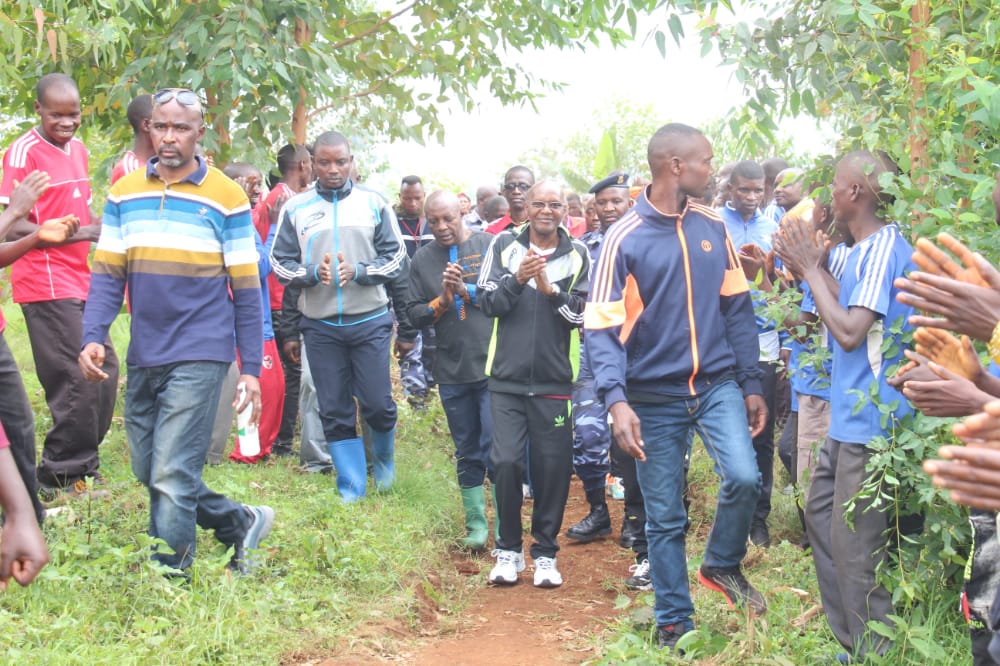 nshingamateka's tweet photo. 3/n Le Pdt de l'@nshingamateka le Très Hon.Gélase Daniel #Ndabirabe a encouragé les membres de l'association #AJADEBU et leur a demandé de transmettre leur expérience et savoir-faire à d'autres surtout en publiant un petit livret avec des photos illustrant leurs réalisations. https://t.co/m4CeNtO4NP