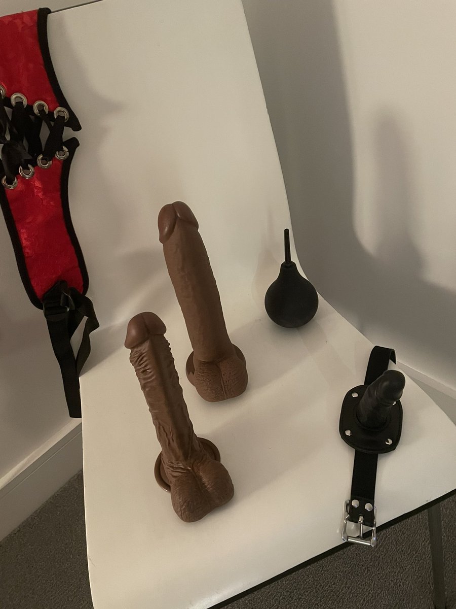 Mistress_Peache's tweet photo. At the end of the weekend she’s going to be giving this chair a lap dance. Any attitude and she’ll be fucking the big one. If she’s extra good I’ll let her fuck me with the tiny one strapped to her face while I tell her how pathetic her little clit is in comparison #femdom #sissy https://t.co/gENHFtUTbT
