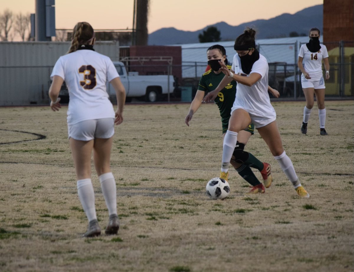 schsgsoccer's tweet photo. Well HELLO Ellie Kearney. 

I remember my AYSO days.. and the professional shots. I can picture it now you were probably winning every 50/50 ball out there.

xoxo gossip girl https://t.co/abX0bLLUpE