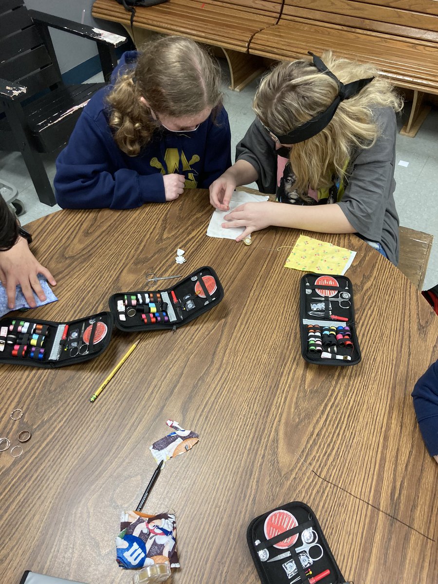 CoachKetcham's tweet photo. Sew a button. Cool.
Seam ripe and remove the button. (Tears)
#TechInRealLife https://t.co/3vqMXcZhtg