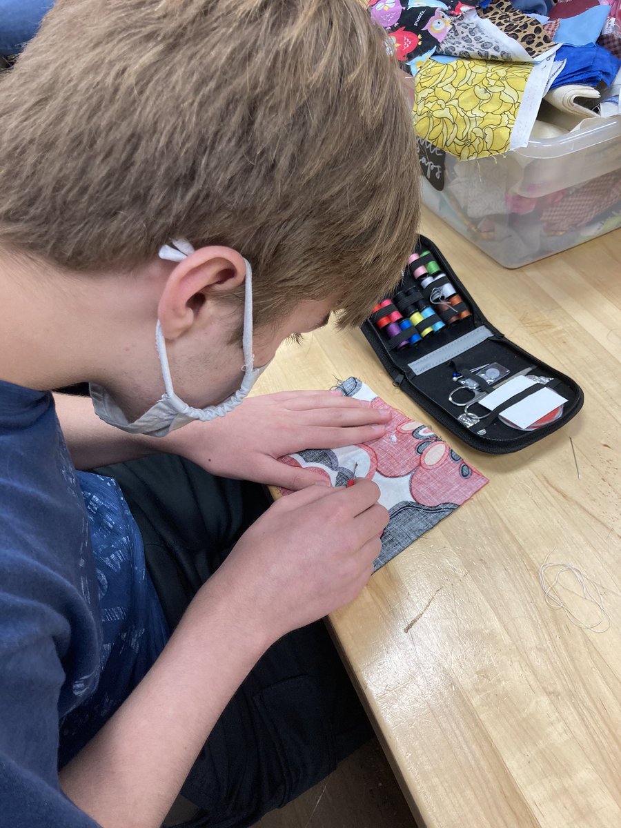 CoachKetcham's tweet photo. Sew a button. Cool.
Seam ripe and remove the button. (Tears)
#TechInRealLife https://t.co/3vqMXcZhtg