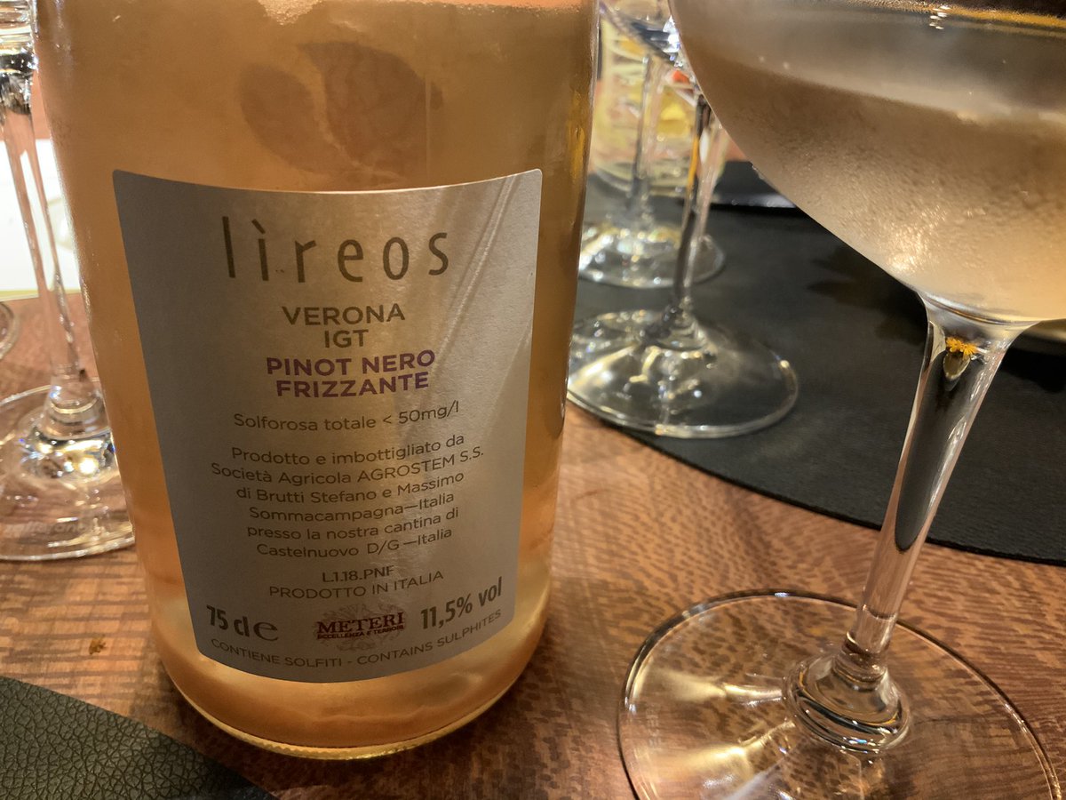 Andrea_Radic's tweet photo. Amici #winelovers questa sera in Veneto con Lireos Verona igt Pinot Nero frizzante selezionato da #Meteri al naso bouquet floreale di bella acidità e freschezza. Al palato si ritrovano la freschezza e il carattere della rifermentazione in bottiglia, beva intrigante https://t.co/yLkWNNS1ln