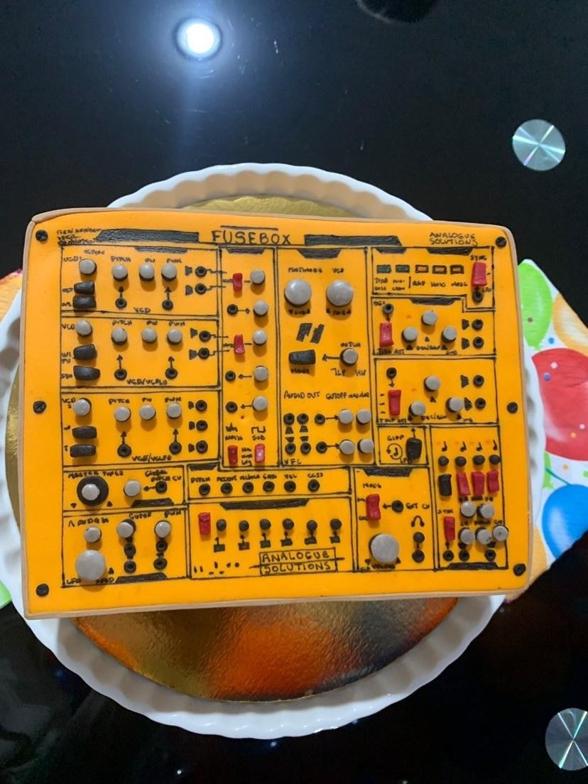 ASUKLTD's tweet image. Awesome Fusebox cake!
via @damagedclock
.
.
#fuseboxsynth #fuseboxsynthesizer #fuseboxsynth #analoguesolutions #synths #synth #synthesizer #Synthesizers #synthesiser #ambient #ambientmusic #synthjam #dawless #dawlessjam #musicambient #darkambient #instasynth #synthstagram