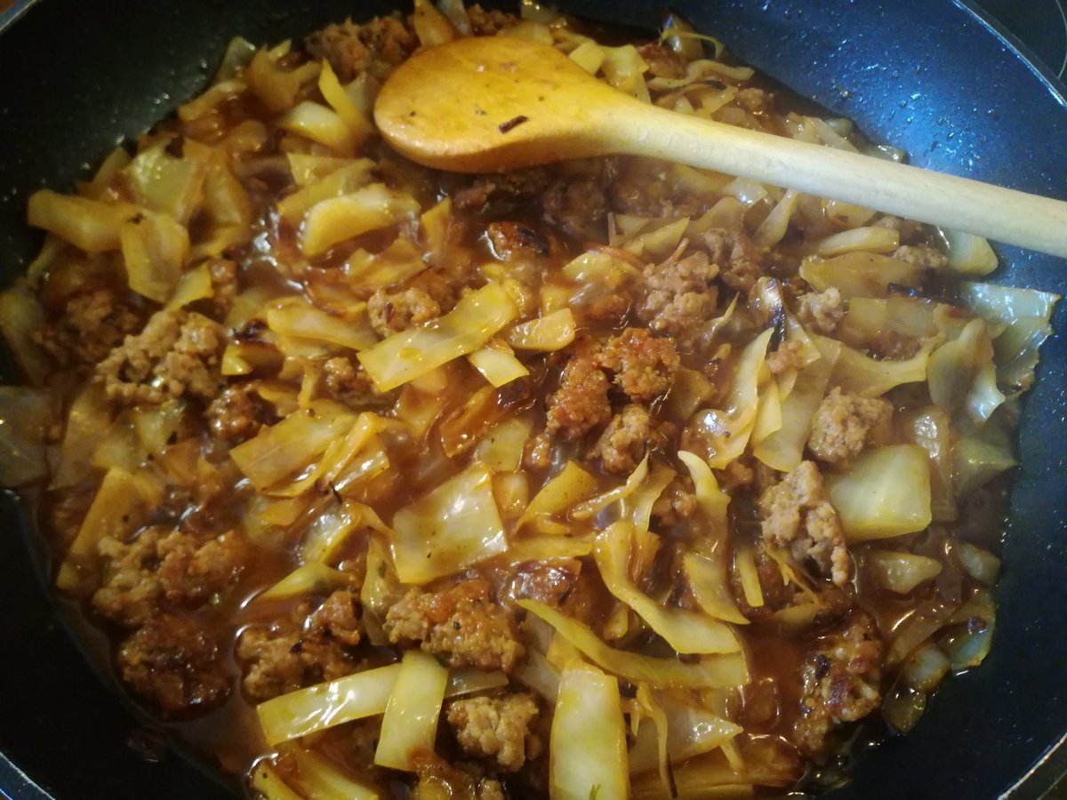 kristallnaach's tweet photo. 😋na was wird denn das wieder?
#Sauerkraut😋#selbstgemacht kommt erst später...heute nur für 3 Tage gekocht..und Salat gezaubert..
#Rohkost #Weißkraut-Pfanne
#Weißkohl #KohlSuppe 😛 https://t.co/F1juDahB5i
