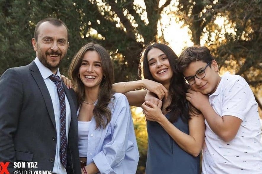 Emira_afk_lr's tweet photo. #الصيف_الاخير 

مسلسل متعوب عليه .. ان كان من اختيار الكاست ✅ 
او الاخراج ✅ 

مكان التصوير 🤩 #ايزمير المرعبة 😛 آلاشاتي 😛 شيشمة 😃 اماكن تفتح النفس على الحب و الاكشن 😃 

#sonyaz 
#AlperenDuymaz 
#AliAtay #FundaEryiğit  #hafsanursancaktutan https://t.co/M7IXv9nJf3