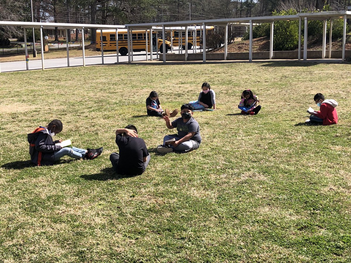 MsHendricks_18's tweet photo. Nice weather on a Friday afternoon calls for some outside reading! https://t.co/Ll4HyPWEep