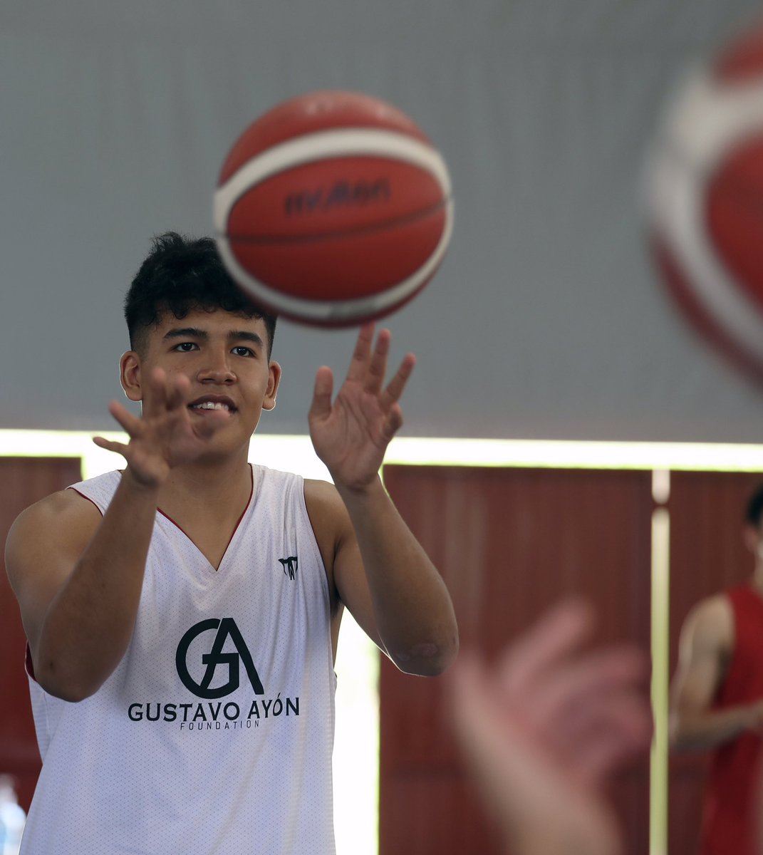 AyonFoundation's tweet photo. ¡Muchas felicidades a Carlos Santana que continuará su carrera deportiva y académica con @AguilasUPAEP 🏀👏🏻 🎓! 
Carlos, nayarita y parte de la familia #GAF, estudiará Administración de Empresas. ¡Mucho éxito! https://t.co/RwU0Z3cuFS