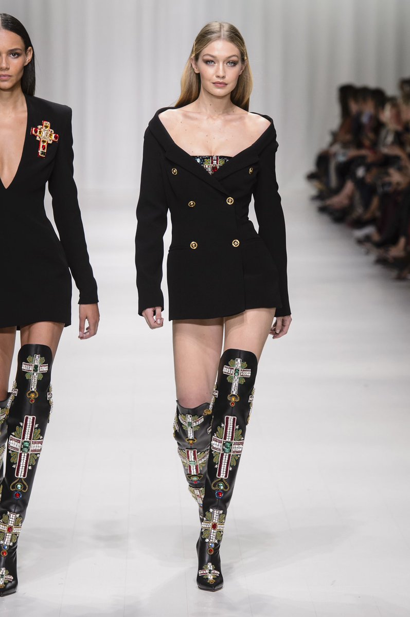 Ronaldo зубастик fifa. P e 2018. P e 2018. модные платья из шифона. команда реал мадрид с роналду.