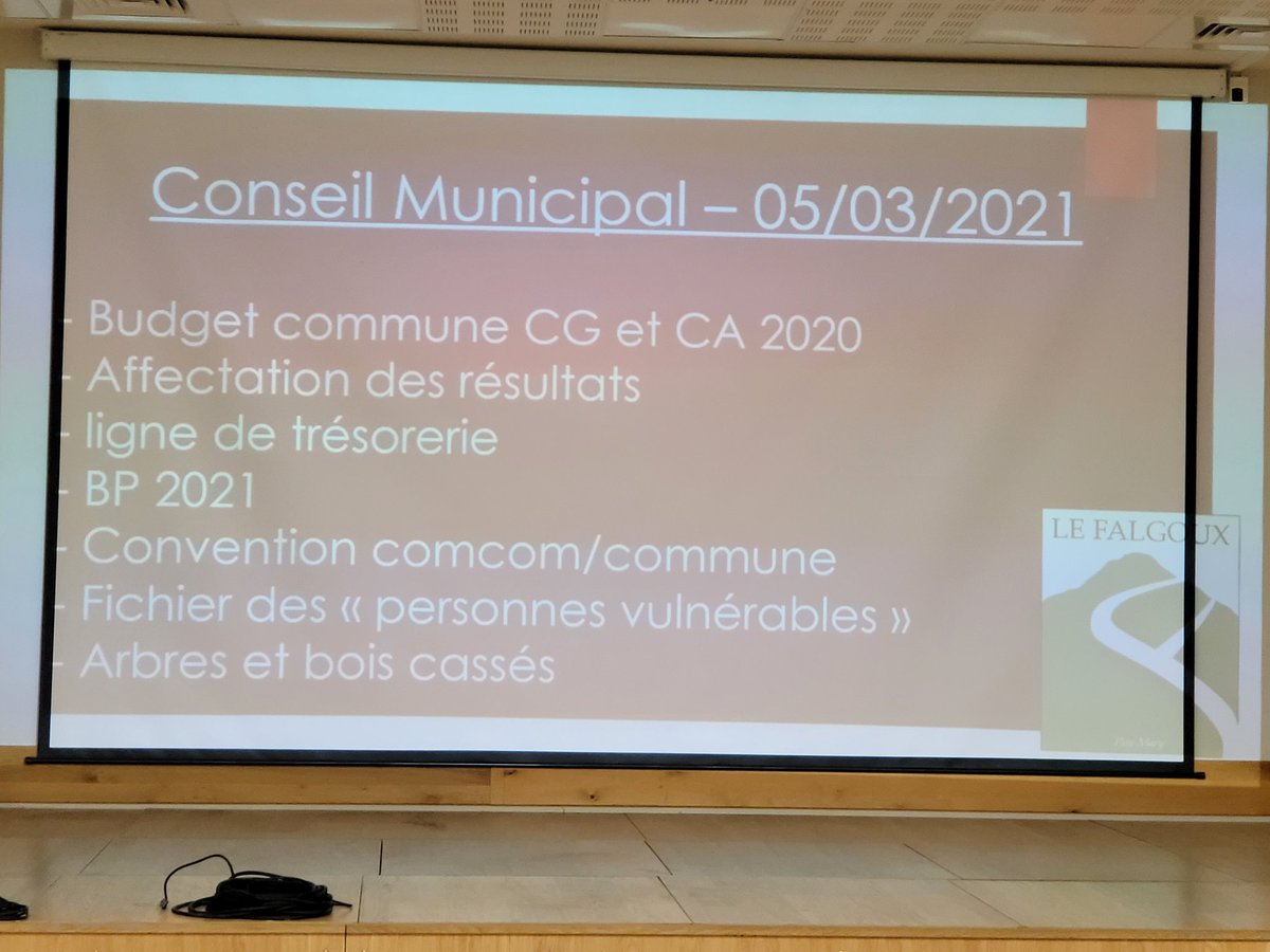 Chambon_louis's tweet photo. Conseil municipal au #Falgoux avec notamment le vote des budgets 2020 et 2021. Malgré des marges de manœuvre faibles nous continuons nos investissements pour la commune.  #proximite #engagementlocal https://t.co/iWrdiazGSi