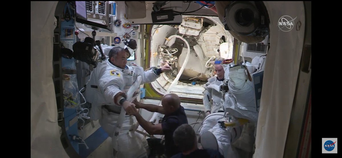 AstronautiCAST's tweet photo. Dopo la ripressurizzazione e l'apertura del portello interno Soichi e Kate tolgono le tute.
#EVA72 https://t.co/uTAzIkVpye
