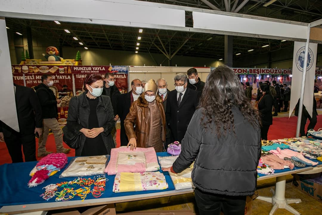 tcvanvaliligi's tweet photo. Van Yöresel Ürünler ve Hediyelik Eşya Fuarı Anatolia Gurme Fest, Van Expo Fuar ve Kongre Merkezi’nde düzenlenen törenle kapılarını 5’inci kez ziyaretçilere açtı.
@valibilmez

Haberin detayları için 👉https://t.co/lzfJ4ALnCj https://t.co/VX5qYjAFrq