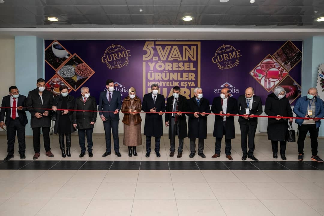 tcvanvaliligi's tweet photo. Van Yöresel Ürünler ve Hediyelik Eşya Fuarı Anatolia Gurme Fest, Van Expo Fuar ve Kongre Merkezi’nde düzenlenen törenle kapılarını 5’inci kez ziyaretçilere açtı.
@valibilmez

Haberin detayları için 👉https://t.co/lzfJ4ALnCj https://t.co/VX5qYjAFrq