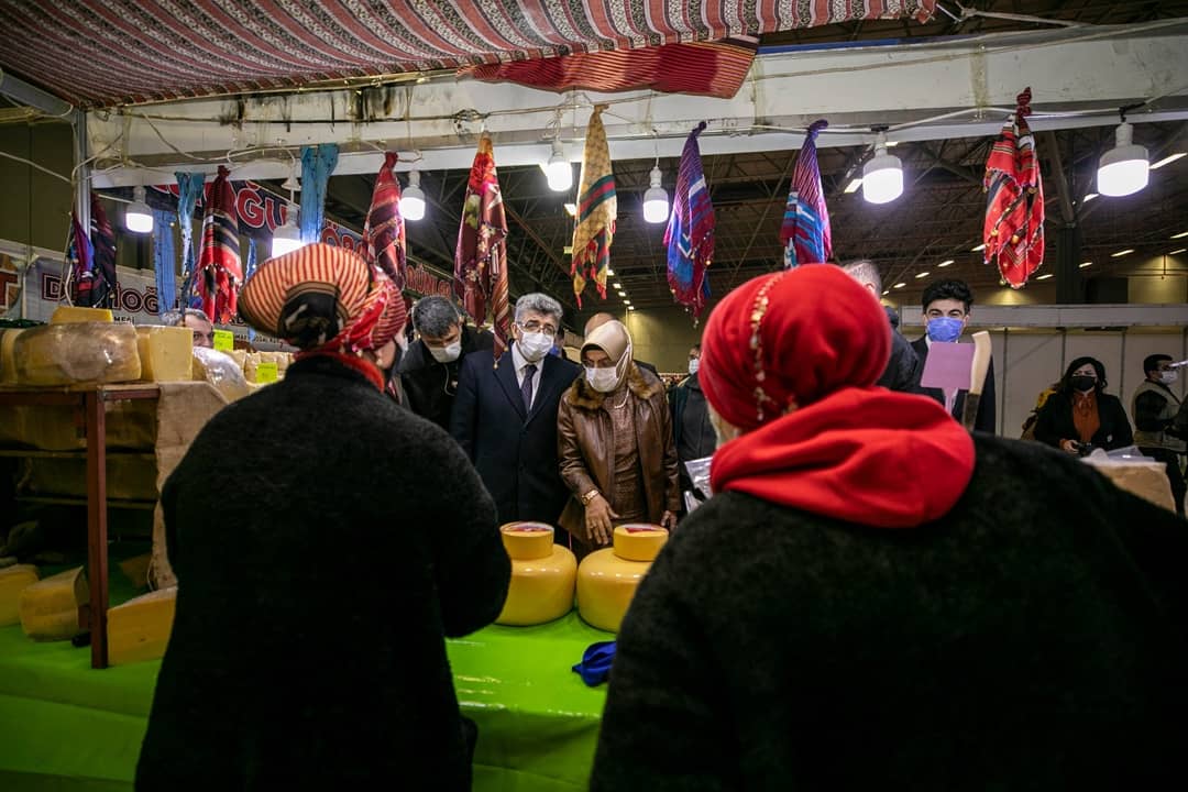 Van Yöresel Ürünler ve Hediyelik Eşya Fuarı Anatolia Gurme Fest, Van Expo Fuar ve Kongre Merkezi’nde düzenlenen törenle kapılarını 5’inci kez ziyaretçilere açtı.
<a href="/valibilmez/">Mehmet Emin Bilmez</a>

Haberin detayları için 👉van.gov.tr/yoresel-urunle…