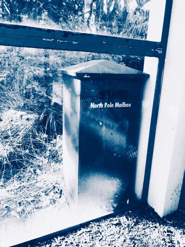 Snomer's tweet photo. #GoodMorning #Colour_Collective
#Photography #NorthPoleMailBox
@ThePhotoHour #PhotographyArt
@LensAreLive #PhotographyIsLife https://t.co/XEqRtgslo0
