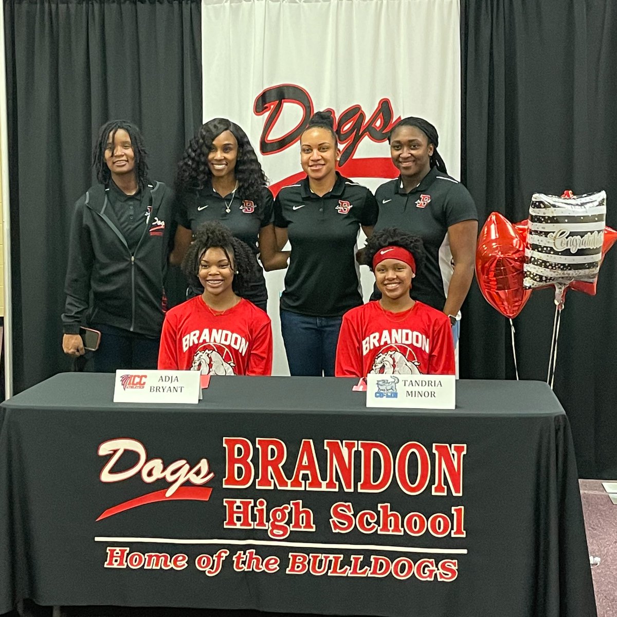 LadyDogs_GBK's tweet photo. Signed. ✅

Congratulations to these 2 seniors for continuing their academic and athletic careers 📚🏀. Well-deserved and well-earned. These programs are getting some great kids. #GoDogs❤️🖤

Adja Bryant: Itawamba Community College
Tandria Minor: Copiah-Lincoln Community College https://t.co/MHCYSJZ3Zj