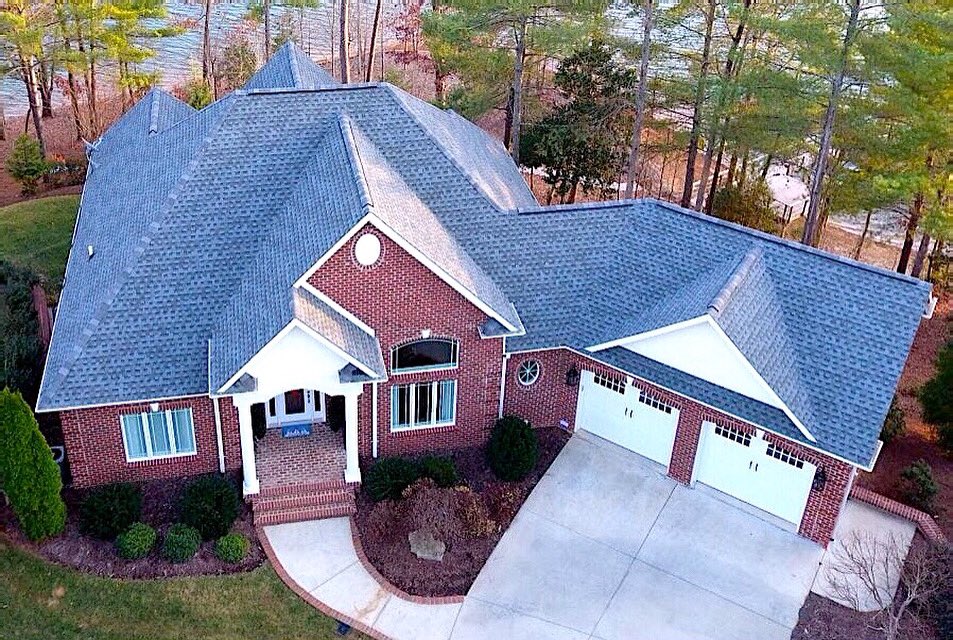 #flashbackfriday to this beautiful lakeside home complete with an Owens Corning TruDefinition Duration roof in color Harbor Blue 🏡 
#mbaroofing #roofingnc #rooftopviews #roofingcompany #roofers #owenscorning #harborbluehouse #owenscorningroofing #asphaltshingles