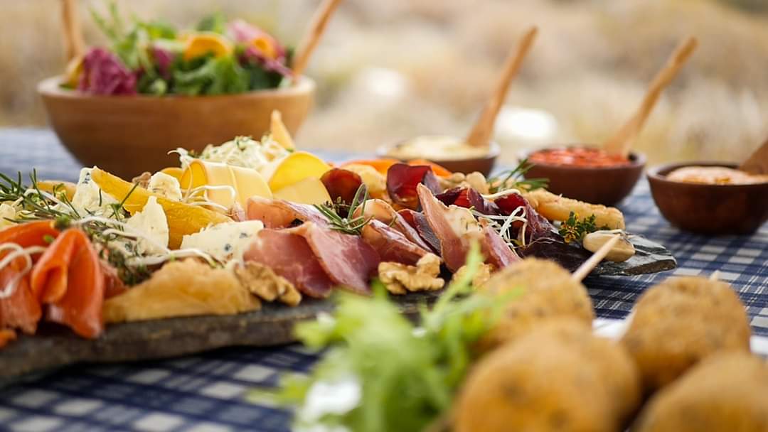 Llegó el viernes y el equipo de #WildernessPatagonia los saluda esperando tengan un excelente fin de semana... Obviamente, nosotros ya comenzamos a degustar el mismo con una #picada

#lovewilderness #patagonia #inspiringadventures #DiscoverPatagonia #PatagoniaFoodie #foodporn