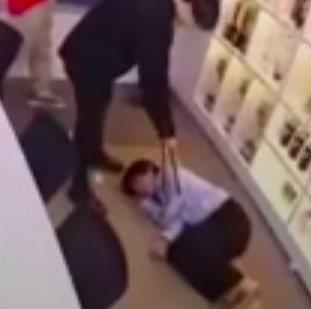 PetbredF's tweet photo. not my idol being dragged https://t.co/hqiUJt6YAN