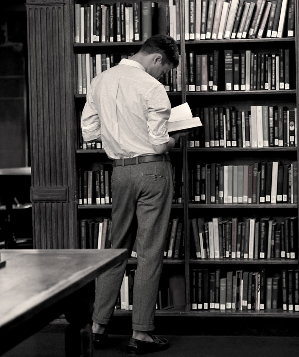 “Hem içinde hem de dışındaydım, yaşamın durmak bilmez çeşitliliği karşısında hem büyüleniyordum hem de tiksiniyordum.”

-Muhteşem Gatsby, F. Scott Fitzgerald