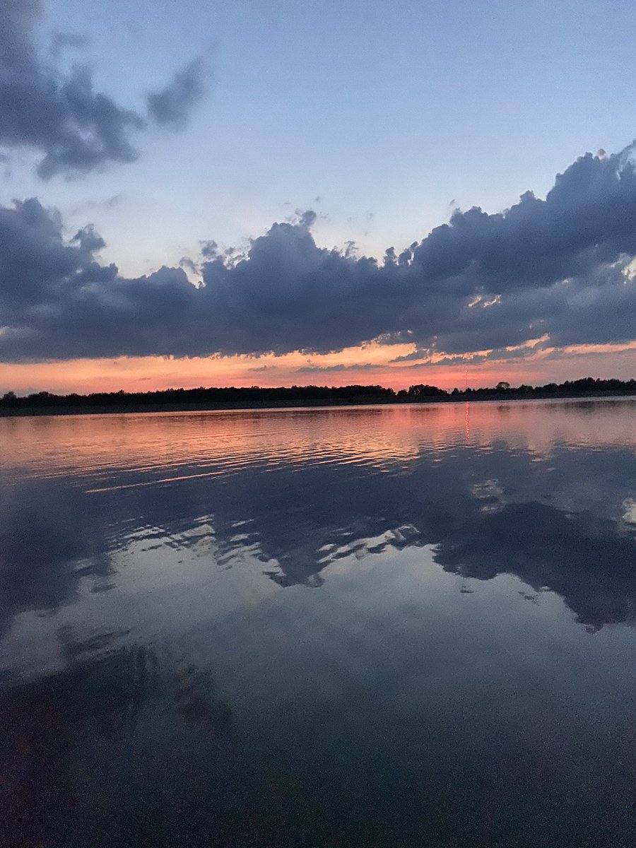 Addisonsmith32's tweet image. In need of some summer sunsets on the boat🎣