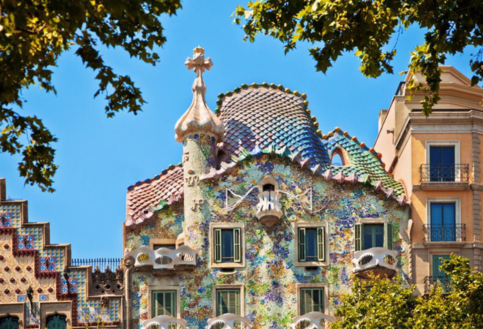 ForbesLife's tweet photo. Photographer @StoptheRoc captures the beauty of Barcelona's most eye-catching facades: https://t.co/a43NAfnapi https://t.co/XcZMttl07Y