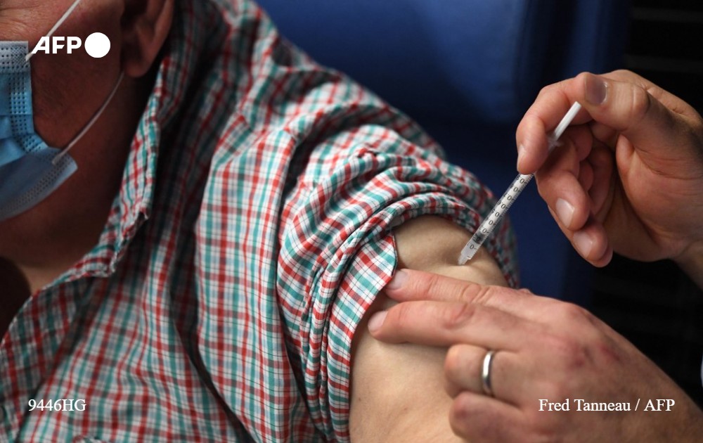 afpfr's tweet photo. Les pharmaciens et les sages-femmes sont désormais autorisés à prescrire et injecter les vaccins contre le Covid-19, de même que les infirmiers qui peuvent à présent vacciner sans qu'un médecin soit systématiquement présent, selon un décret paru au Journal officiel #AFP 2/5 https://t.co/h4ej6bojFJ
