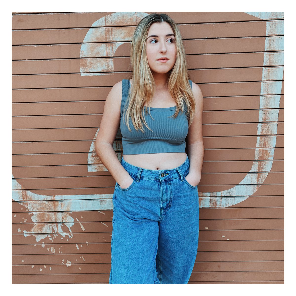 hadleybellemus's tweet photo. That Friday feeling 🙌🏻 #livinfortheweekend #ootd https://t.co/dVXI2xE3AE