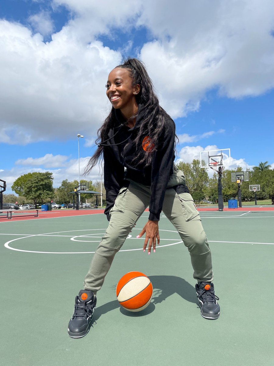 MichaelEhrlich's tweet photo. 30 years after Dee Brown pumped up his Reeboks to win the ‘91 Dunk Contest, his daughter Lynx guard @lexiekiah_4 is the face of the shoe's re-release.

📝: @RKalland

https://t.co/48ceRicB1X https://t.co/4LgDEcnp6X
