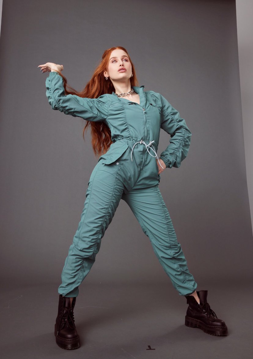 „OMG THERE IS <a href="/madelainepetsch/">Madelaine Petsch</a> ACT NATURAL!”
Me: