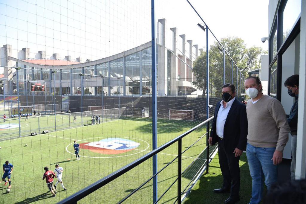 STaboadaMx's tweet photo. Es tiempo de cambiar realidades de niñas, niños y adolescentes con instalaciones deportivas públicas dignas, al mismo o mejor nivel que las privadas. Recuperamos y transformamos las canchas de la Alberca Olímpica en un espacio de convivencia familiar para los vecinos. #DeporteBJ https://t.co/4oOOzUIJHn