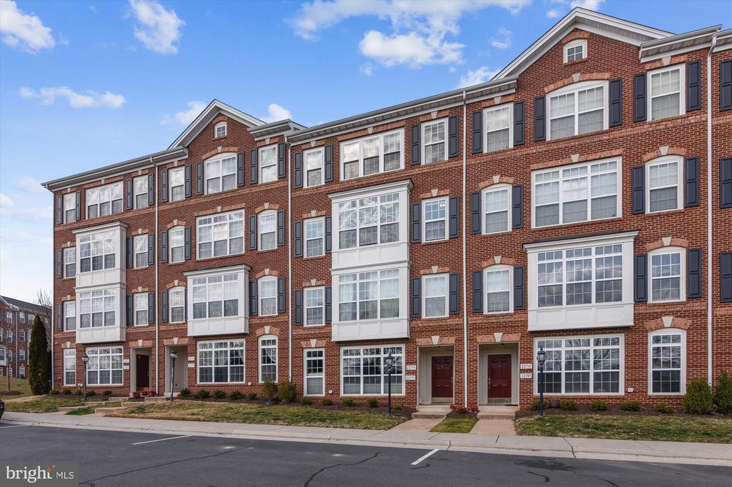 CanaryRealtor's tweet photo. Check out my newest listing in #Brambleton! Tell me what you think!  #realestate https://t.co/vERMWJE6Yc https://t.co/WXIlvadvA1