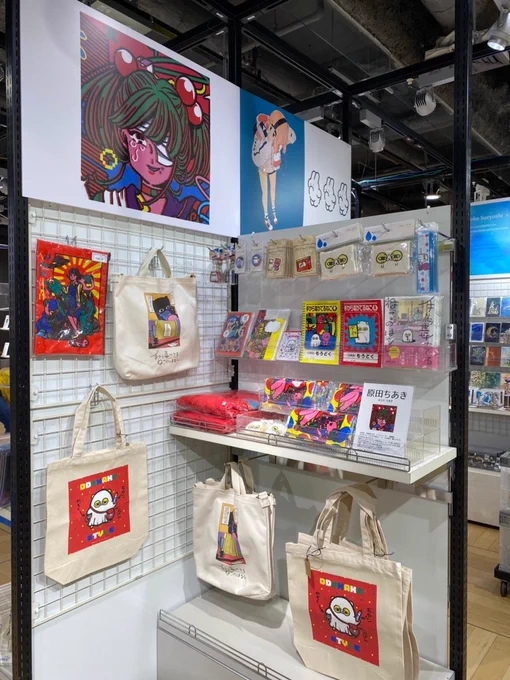 《POPBOX OSAKA》が3/4より梅田ロフトにて開催中!

期間:2021/3/4～2021/3/29
場所:大阪・梅田ロフト1階
時間:11:00～20:00
※最終日は18時閉場

今回、もうどくグッズに可愛いマスクが仲間入りです! お近くの方はぜひお立ち寄りください?

手毒猫本はPOPBOX購入特典のステッカー付き? 