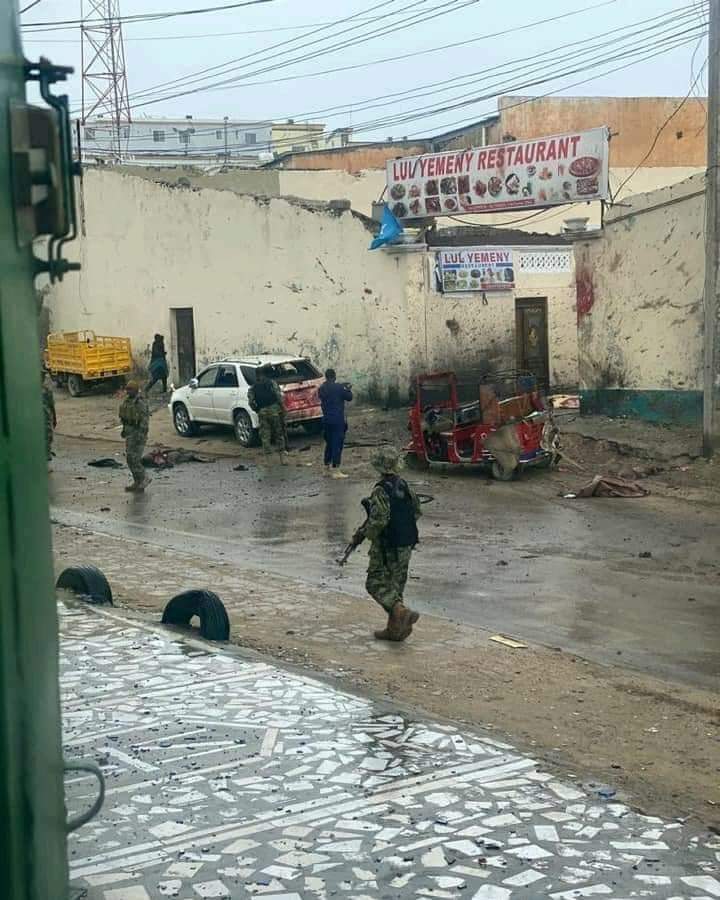 RadioDanan's tweet photo. Somali police spokesman  said 10 people were killed and 30 were injured in the blast at a restaurant near the port of Mogadishu. https://t.co/Cr2ouMX8Ru