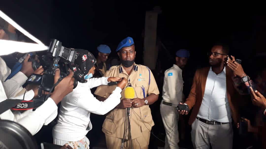 RadioDanan's tweet photo. Somali police spokesman  said 10 people were killed and 30 were injured in the blast at a restaurant near the port of Mogadishu. https://t.co/Cr2ouMX8Ru