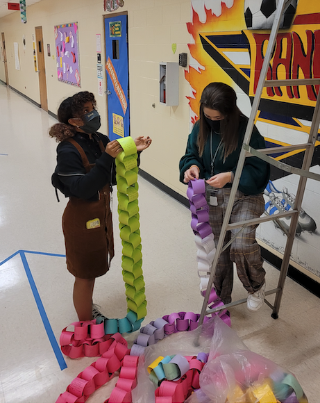 CounselingSvhs's tweet photo. Our Chain of Positive Change is growing as students commit to making SVHS a No Place for Hate campus! βοΈβ€οΈ #NPFHSW2020 #ADLSW @Supt_comalisd @SVNP4H @mwahl281 @ssbratty @valleyventana @StucoSV https://t.co/Rh4Kb9I4Fe