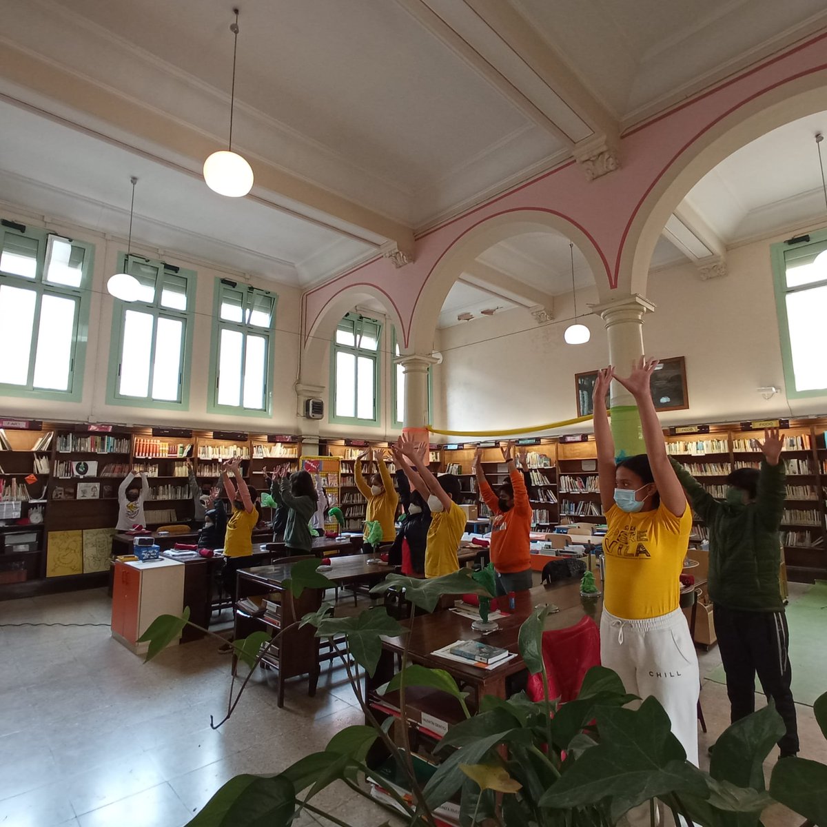 EscolaPereVila's tweet photo. Avui la classe de 6èC, l'Àrea 51, hem tingut un dia carregat de ritme: hem anat al museu de la música, hem dirigit una orquestra i, per la tarda, ens hem endinsat en la dansa espanyola per donar la benvinguda al cap de .#Projectemusical #tardaartistica @EscolaPereVila https://t.co/1Va44Sz7v2