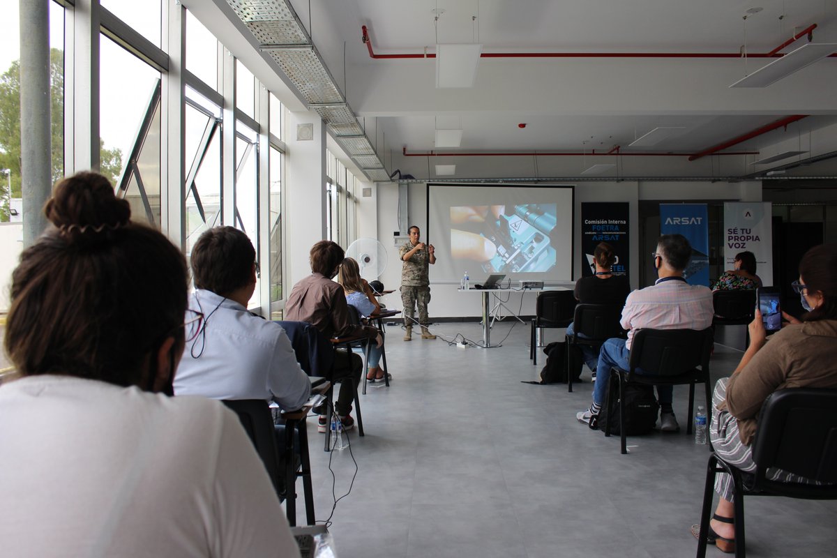 ARSATSA's tweet photo. Realizamos la primera edición de los cursos de formación técnica sobre empalme y enlace de #Fibraoptica, destinados a todo el #EquipoArsat. Fue dictado por la capitana de comunicaciones del @Ejercito_Arg Ing. Eugenia Rotela, con material teórico y ejercicios prácticos. https://t.co/d7TVRggZOY
