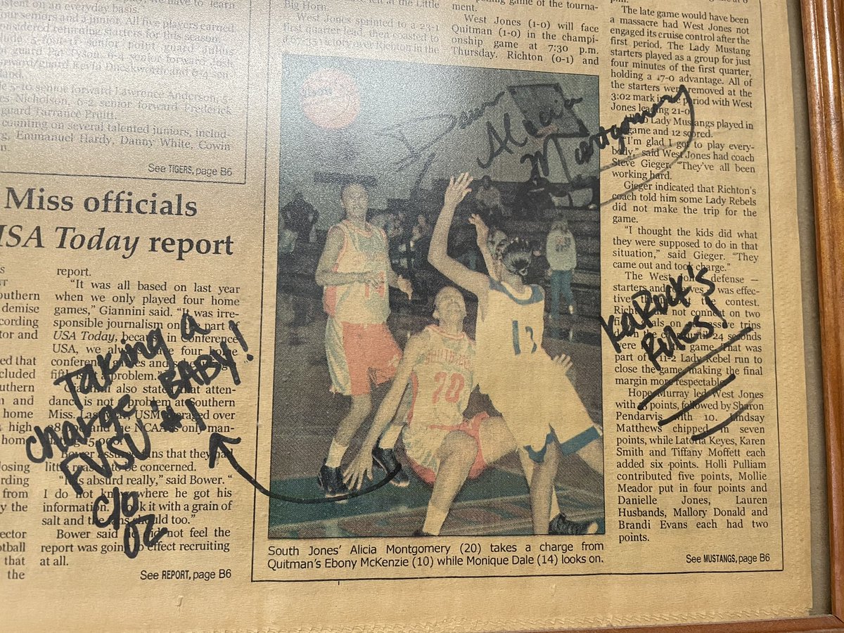 _dawnmontgomery's tweet photo. Met my sister @DelyseMoJo712 for lunch and showed baby Grace this picture of me in our favorite restaurant in Ellisville, Mississippi #KaRocks #SouthJones #GoBraves https://t.co/DktqgvN107