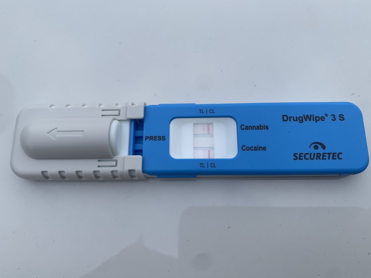 OscarRomeo1268's tweet photo. 2/2 All 3 occupants arrested (even though one tried to run) & a large amount of cash and drugs recovered. Driver also tests positive for #Cocaine & #Cannabis on @DrugWipeUK Fantastic response by all involved including #ClePolARV #PolicingWithoutBorders #RoomWithoutAView https://t.co/zWauiUBQ9E